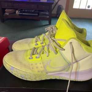 Kyrie fly traps wore maybe 7 times, no rips or tears only wore in gym